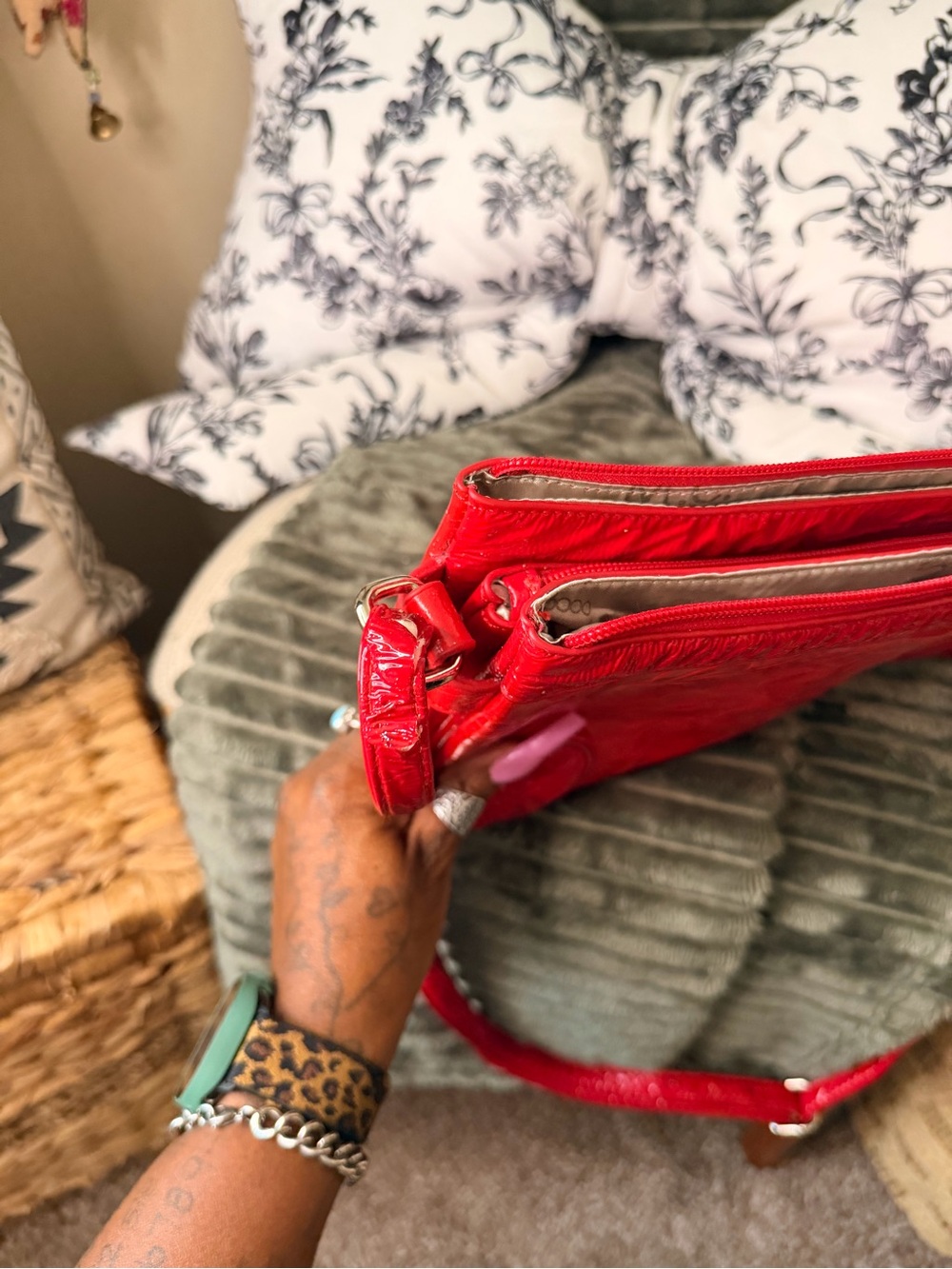 Vintage Red Embossed Floral Crossbody Shoulder Bag - Picture 8 of 10
